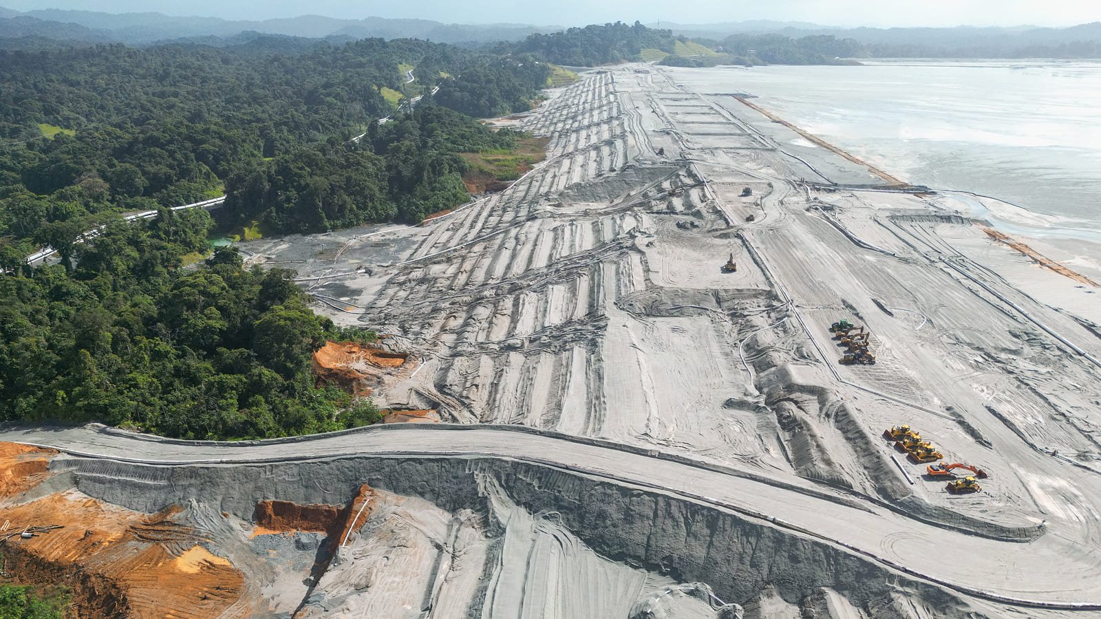 Vista aérea de la presa de jales de Cobre Panamá, en Colón